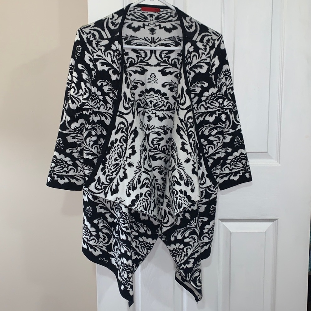 Women’s Large open front Black and white cardigan sweater Brand: Red